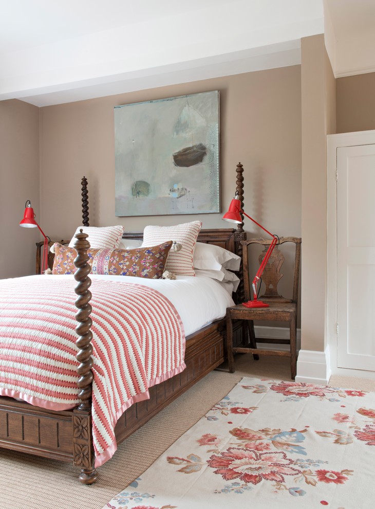 Imagen de habitación de invitados de estilo de casa de campo con paredes beige, moqueta y suelo beige