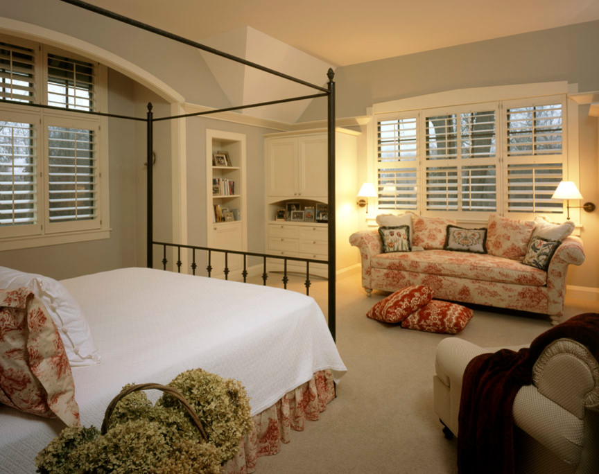 На фото: большая хозяйская спальня в стиле кантри с серыми стенами и ковровым покрытием без камина с
