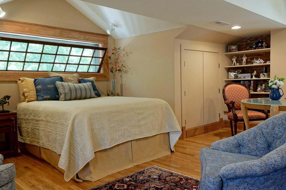 Diseño de dormitorio clásico con paredes beige y suelo de madera en tonos medios