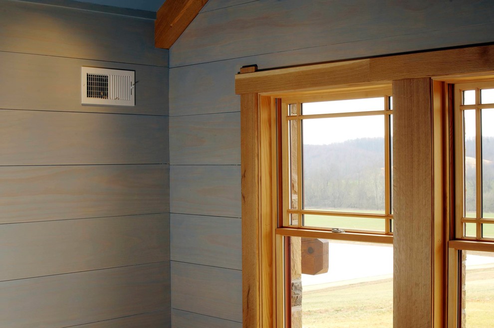 Ejemplo de dormitorio principal de estilo americano con paredes azules y suelo de madera en tonos medios