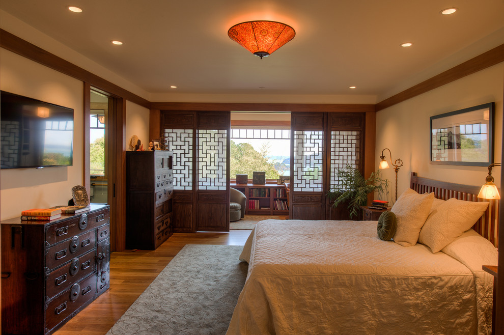 サンフランシスコにあるアジアンスタイルのおしゃれな主寝室 (ベージュの壁、無垢フローリング、暖炉なし)