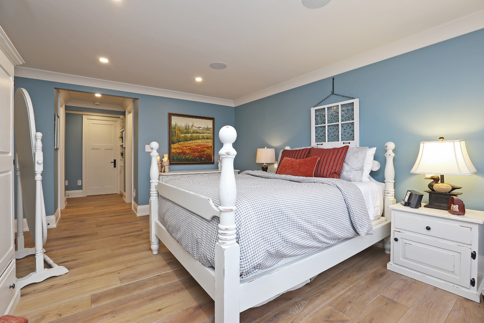 Klassisches Hauptschlafzimmer ohne Kamin mit blauer Wandfarbe und hellem Holzboden in Toronto