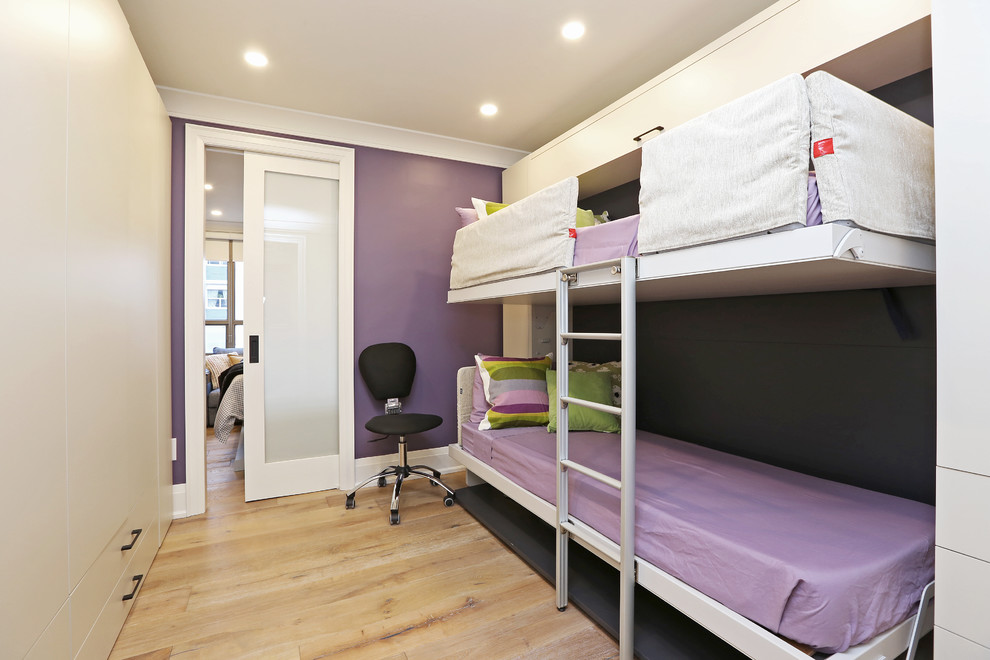 Immagine di una camera da letto classica con pareti viola, parquet chiaro e nessun camino
