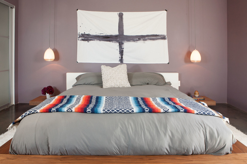 Пример оригинального дизайна: хозяйская спальня среднего размера в современном стиле с фиолетовыми стенами и паркетным полом среднего тона
