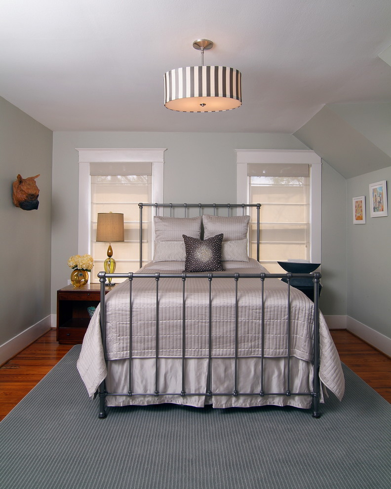 Стильный дизайн: хозяйская спальня среднего размера в стиле неоклассика (современная классика) с серыми стенами и паркетным полом среднего тона без камина - последний тренд