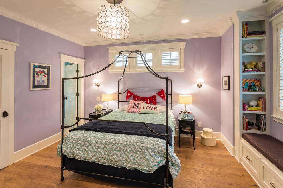 Idee per una camera da letto classica di medie dimensioni con pareti viola e parquet chiaro