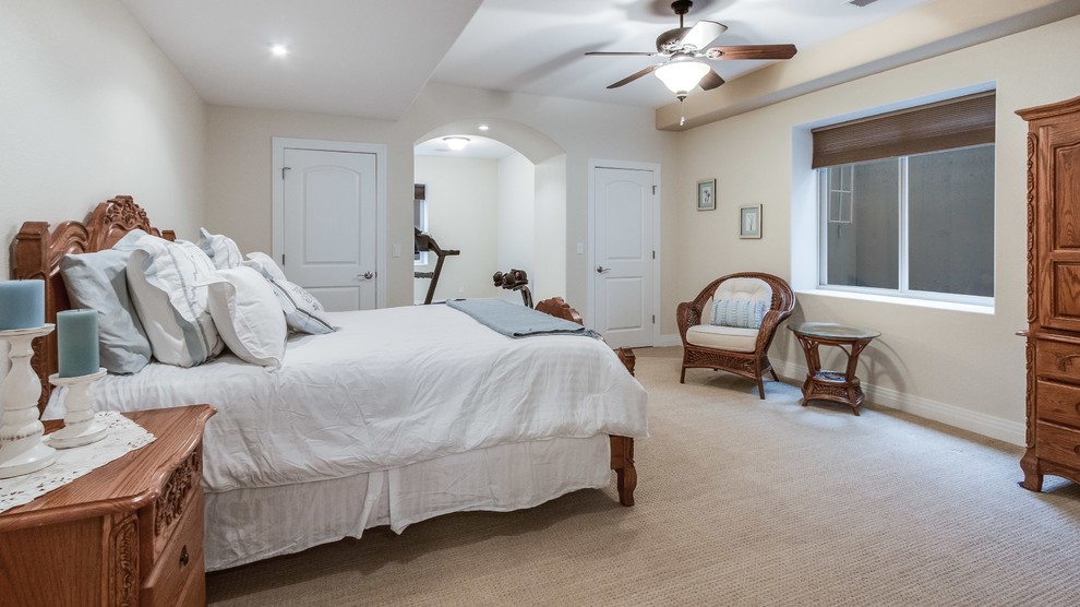 Imagen de habitación de invitados clásica de tamaño medio sin chimenea con paredes beige y moqueta