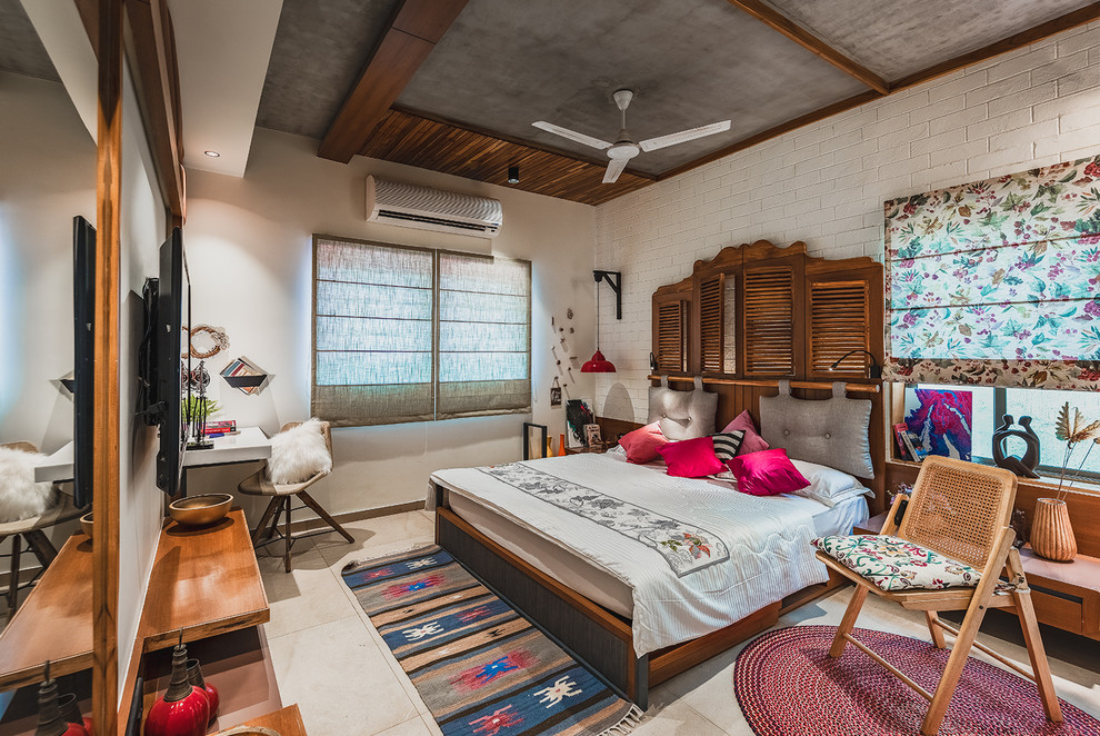 Asiatisches Schlafzimmer mit weißer Wandfarbe und beigem Boden in Ahmedabad