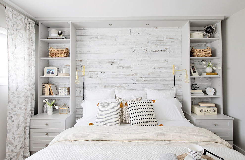 Imagen de dormitorio clásico renovado de tamaño medio con paredes grises