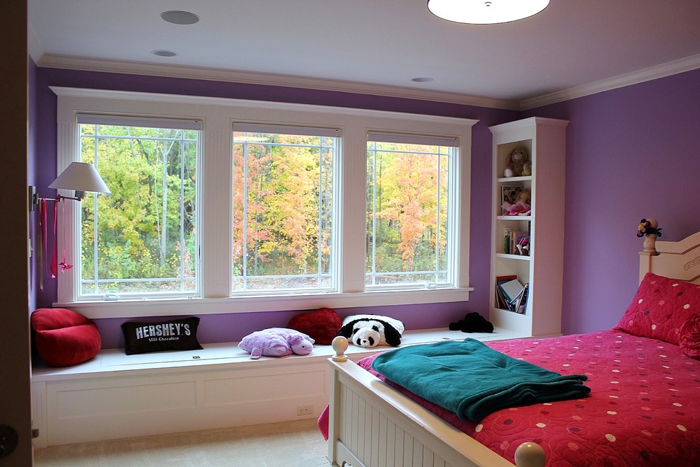 Réalisation d'une chambre avec moquette craftsman de taille moyenne avec un mur violet.