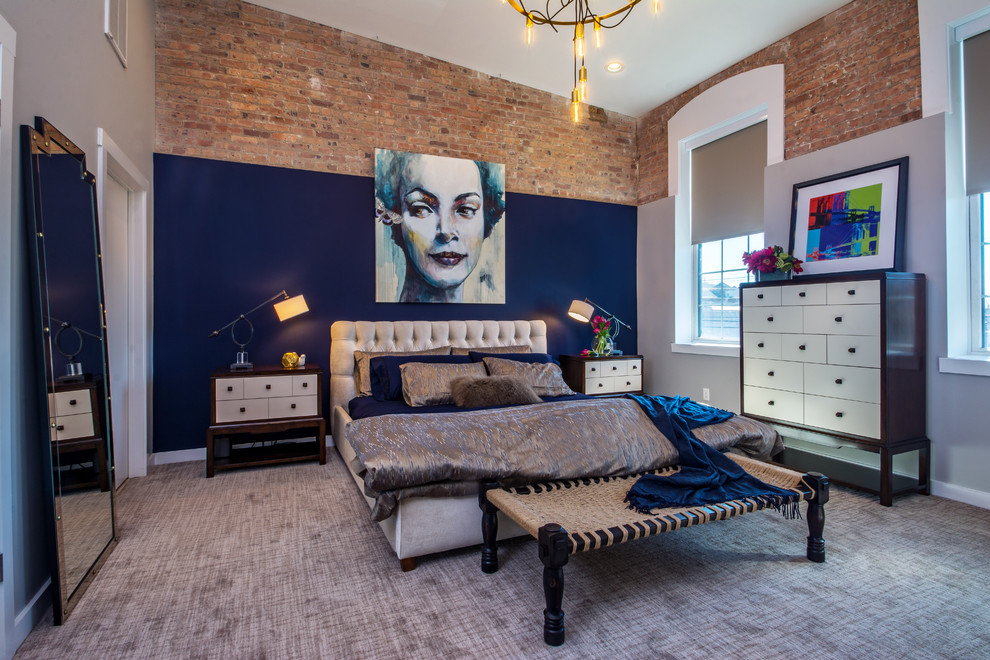 На фото: большая хозяйская спальня в стиле лофт с разноцветными стенами, ковровым покрытием и серым полом без камина