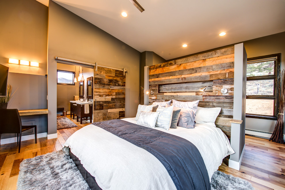 Стильный дизайн: хозяйская спальня в стиле рустика с коричневыми стенами и паркетным полом среднего тона - последний тренд