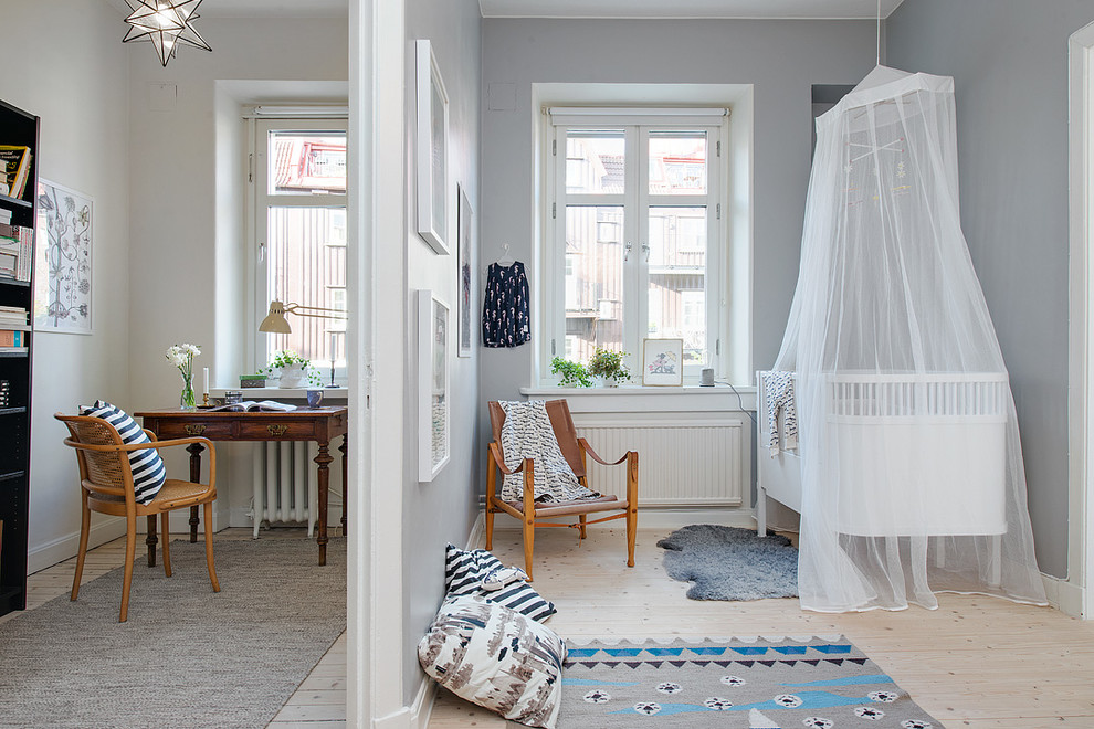 他の地域にある小さな北欧スタイルのおしゃれな寝室 (白い壁、淡色無垢フローリング、暖炉なし) のインテリア