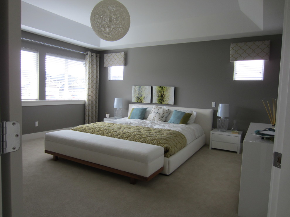Пример оригинального дизайна: большая хозяйская спальня в классическом стиле с серыми стенами и ковровым покрытием