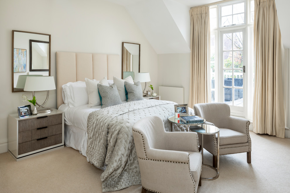 Imagen de dormitorio clásico con paredes blancas, moqueta y suelo beige