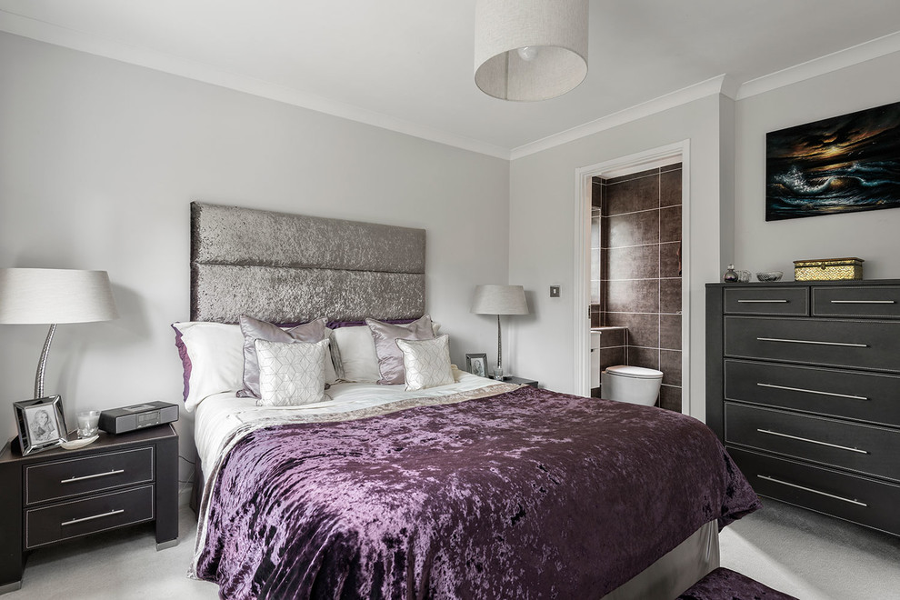 Mittelgroßes Modernes Hauptschlafzimmer mit Teppichboden und grauer Wandfarbe in Berkshire