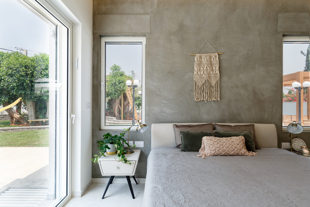 Réalisation d'une très grande chambre parentale minimaliste avec un mur marron, un sol en carrelage de céramique et un sol gris.