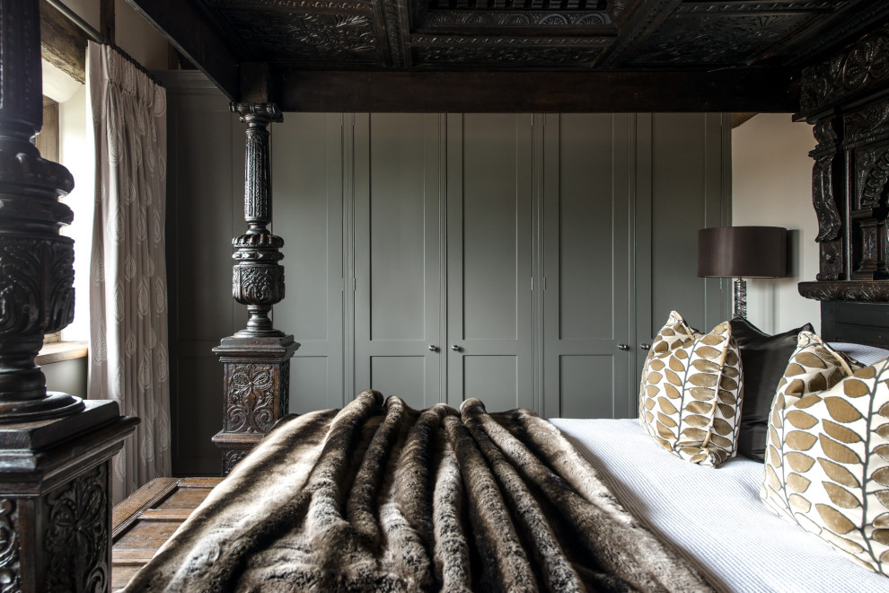 Foto de dormitorio principal clásico de tamaño medio con paredes grises, suelo de madera clara y suelo marrón