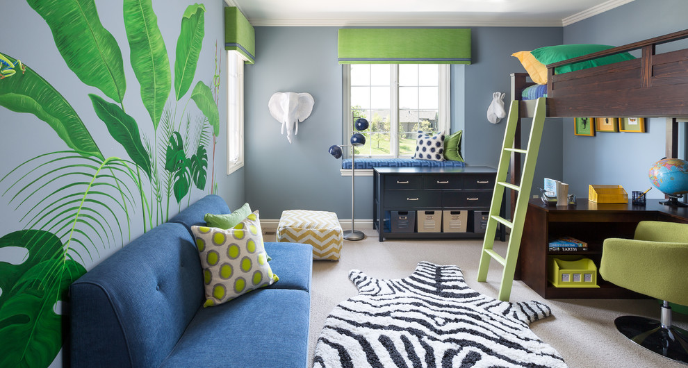 Ispirazione per una grande camera da letto stile loft tropicale con pareti blu, moquette e nessun camino