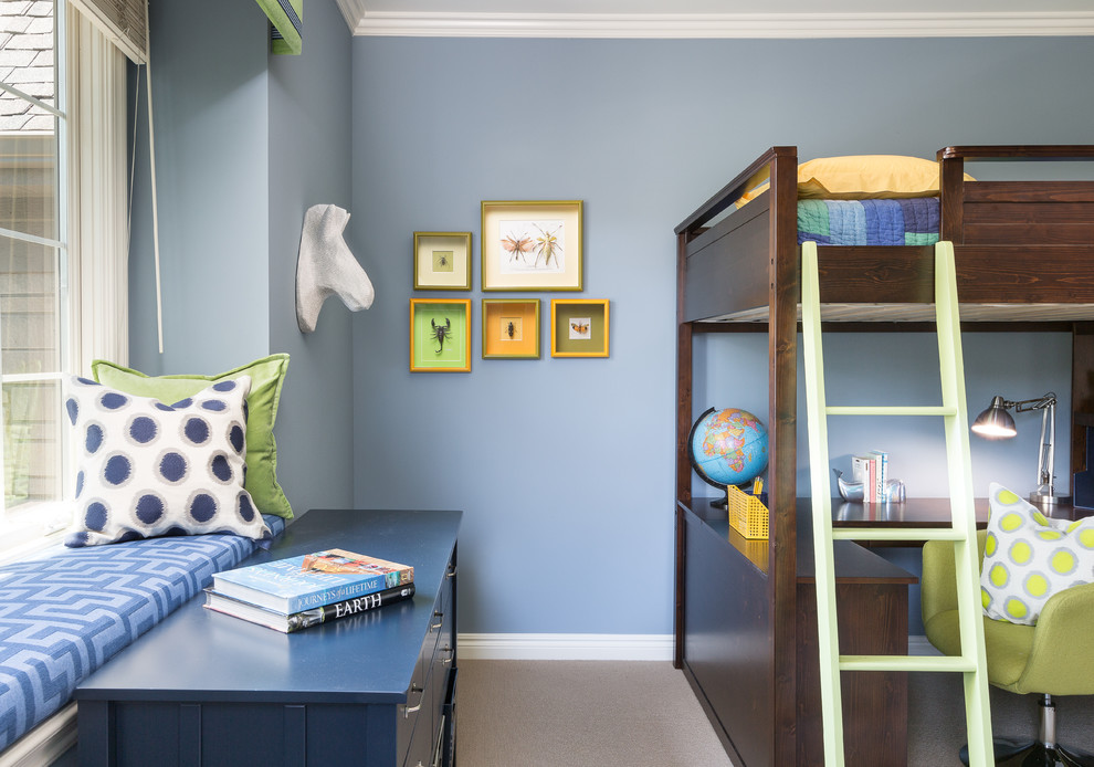 На фото: большая спальня на антресоли в морском стиле с синими стенами и ковровым покрытием без камина