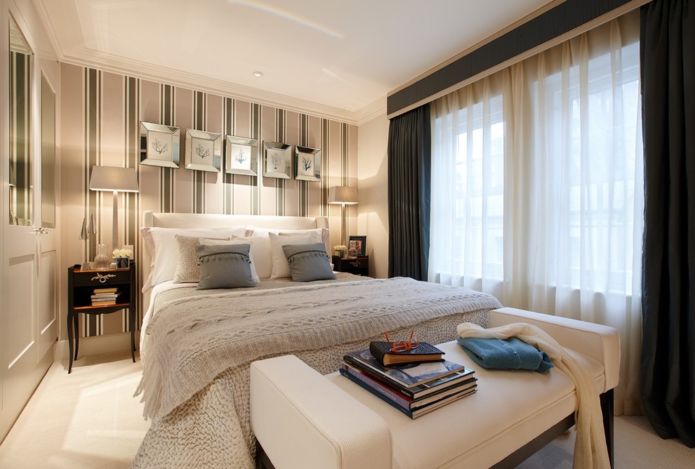На фото: спальня среднего размера в стиле неоклассика (современная классика) с ковровым покрытием, белым полом и бежевыми стенами