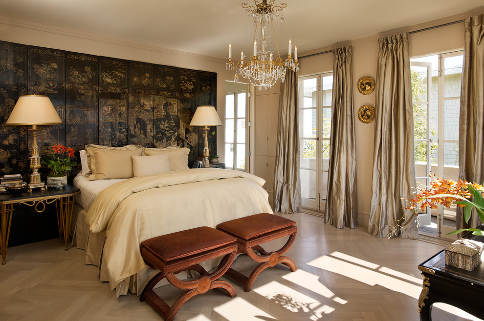 Imagen de dormitorio principal clásico sin chimenea con paredes beige y suelo de madera clara