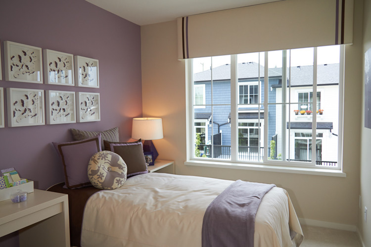 На фото: гостевая спальня (комната для гостей) в классическом стиле с фиолетовыми стенами и ковровым покрытием без камина