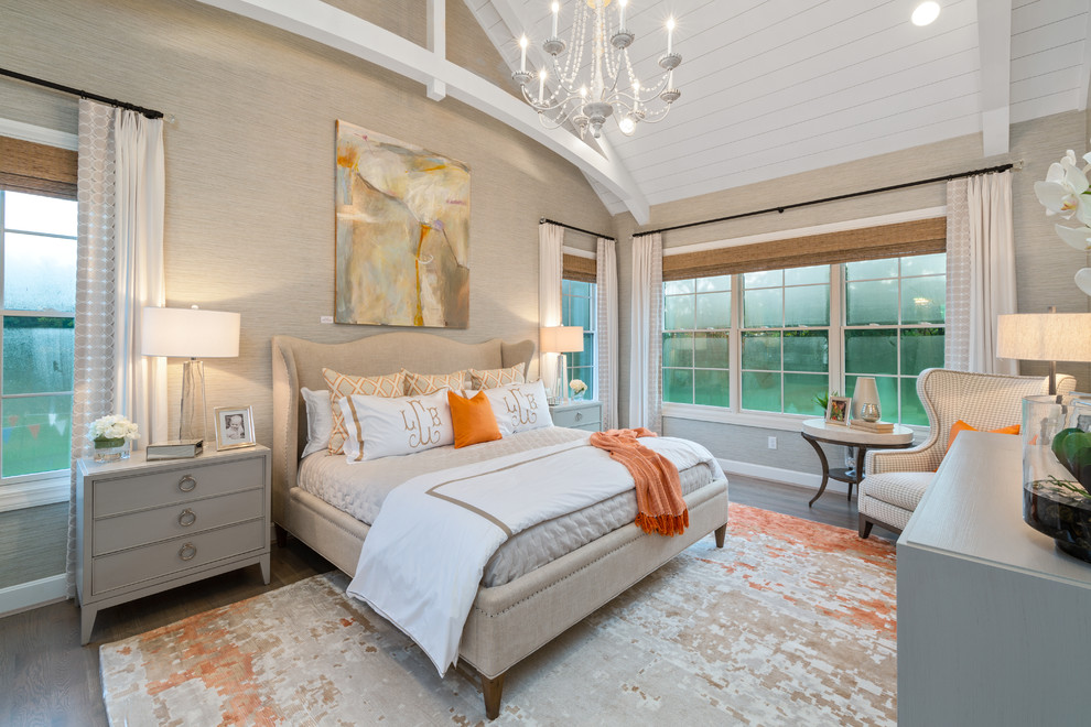 Klassisches Schlafzimmer mit beiger Wandfarbe, dunklem Holzboden und braunem Boden in Cincinnati