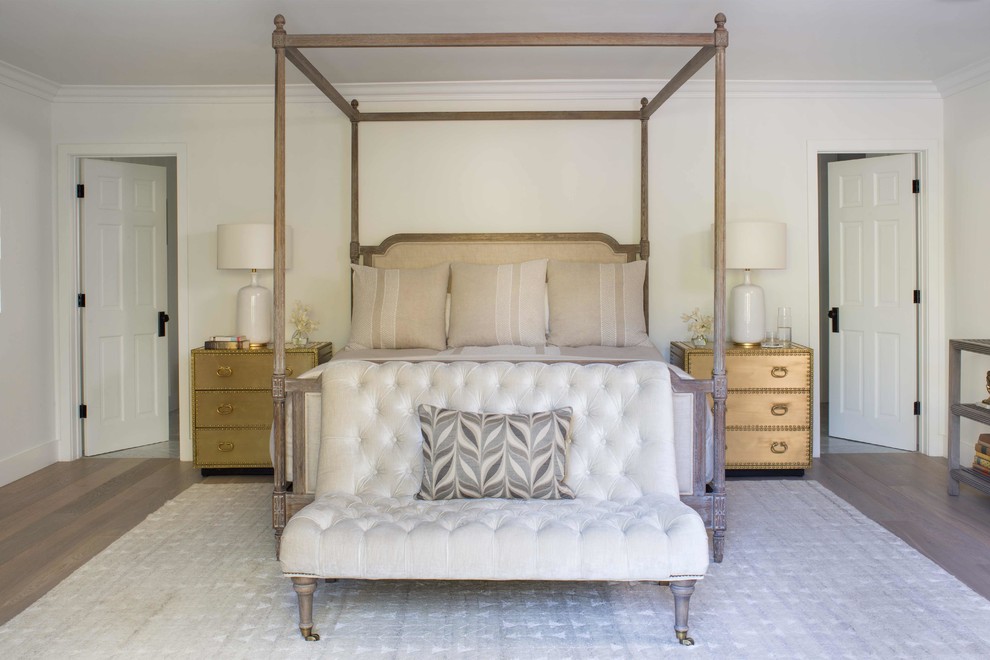 Imagen de dormitorio principal campestre de tamaño medio con paredes blancas, suelo de madera clara y suelo marrón