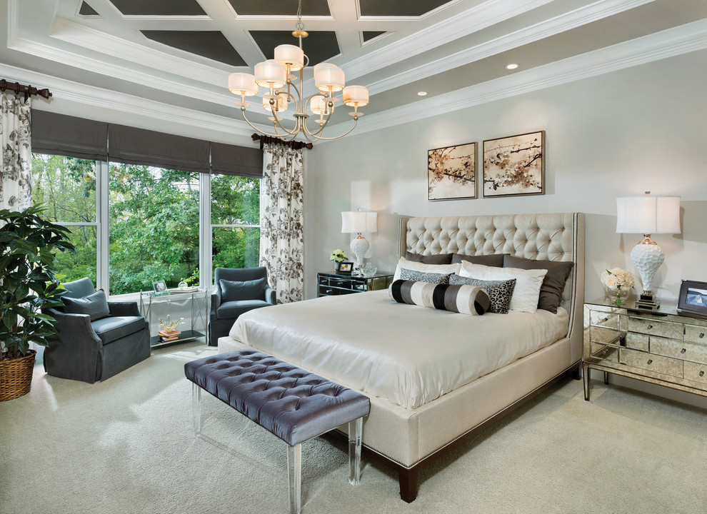 Пример оригинального дизайна: хозяйская спальня среднего размера в стиле неоклассика (современная классика) с серыми стенами и ковровым покрытием