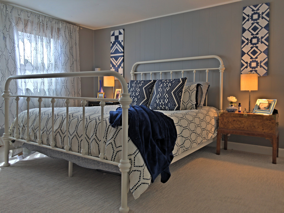 Стильный дизайн: хозяйская спальня среднего размера в стиле фьюжн с серыми стенами, ковровым покрытием и серым полом - последний тренд