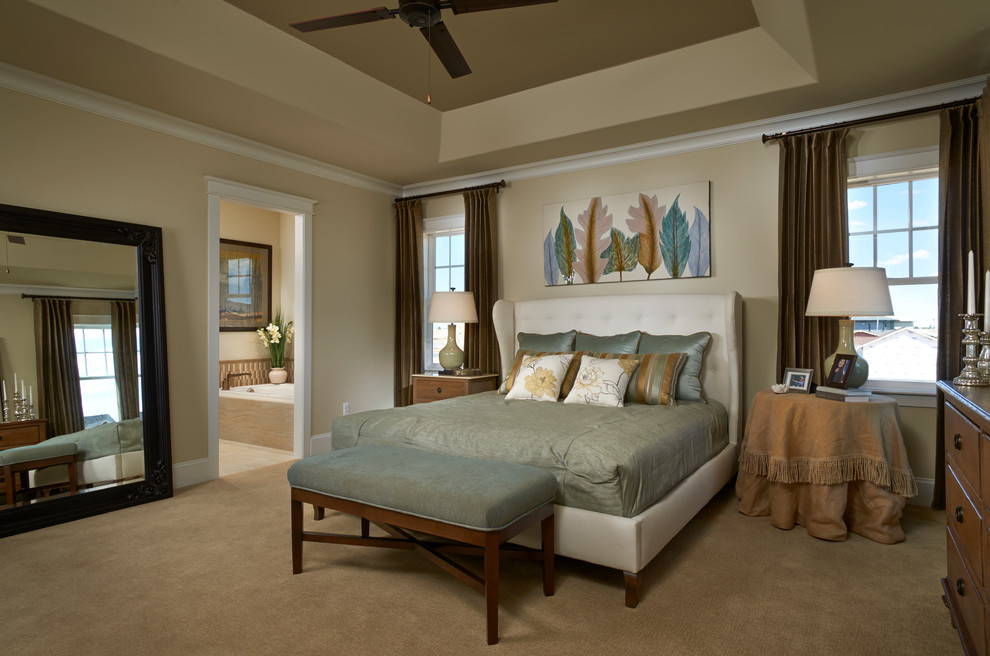 デンバーにあるトラディショナルスタイルのおしゃれな主寝室 (ベージュの壁、カーペット敷き、ベージュの天井)