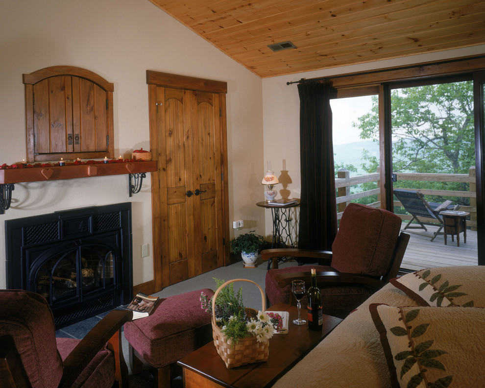 Aménagement d'une grande chambre craftsman avec un mur beige, une cheminée standard et un manteau de cheminée en métal.