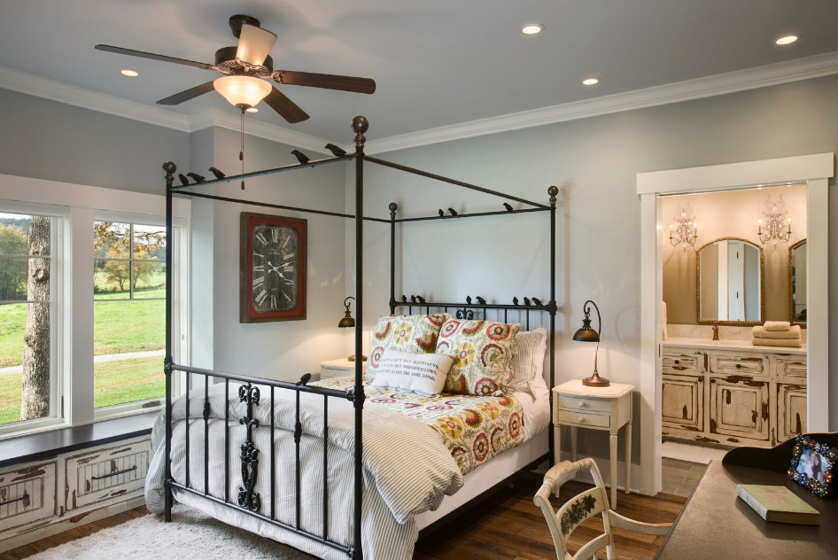 Diseño de habitación de invitados romántica de tamaño medio sin chimenea con paredes grises y suelo de madera oscura