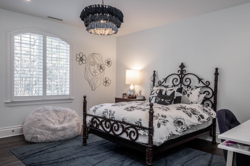Ejemplo de dormitorio clásico renovado de tamaño medio con paredes blancas, suelo de madera oscura y suelo marrón