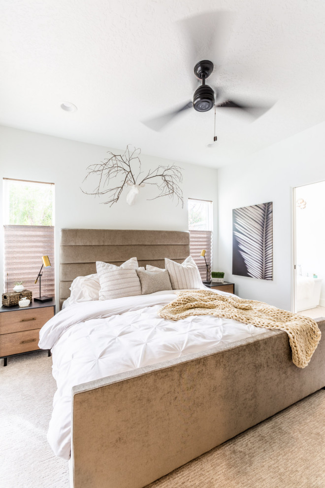 Imagen de dormitorio principal minimalista con paredes blancas, moqueta y suelo gris