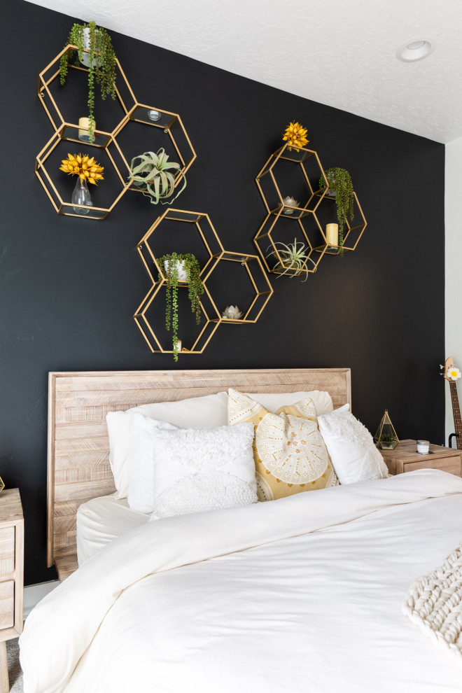 Идея дизайна: гостевая спальня (комната для гостей) в стиле модернизм с черными стенами, ковровым покрытием и серым полом
