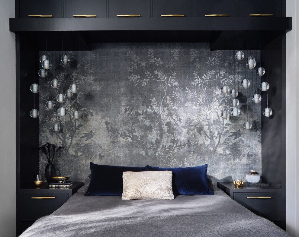 Идея дизайна: хозяйская спальня среднего размера в стиле фьюжн с серыми стенами, темным паркетным полом и черным полом
