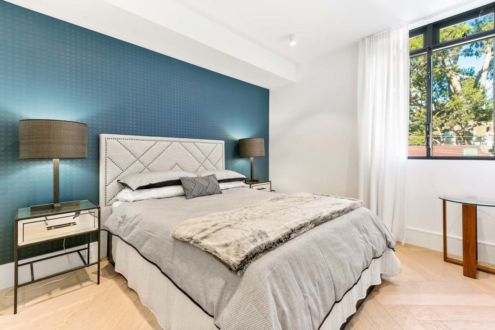 Diseño de dormitorio principal contemporáneo de tamaño medio con suelo de madera clara, suelo beige y paredes blancas
