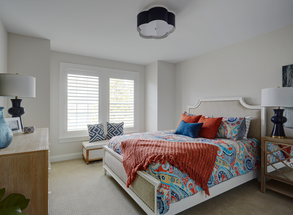 Idee per una camera degli ospiti stile marino con pareti grigie, moquette e pavimento beige
