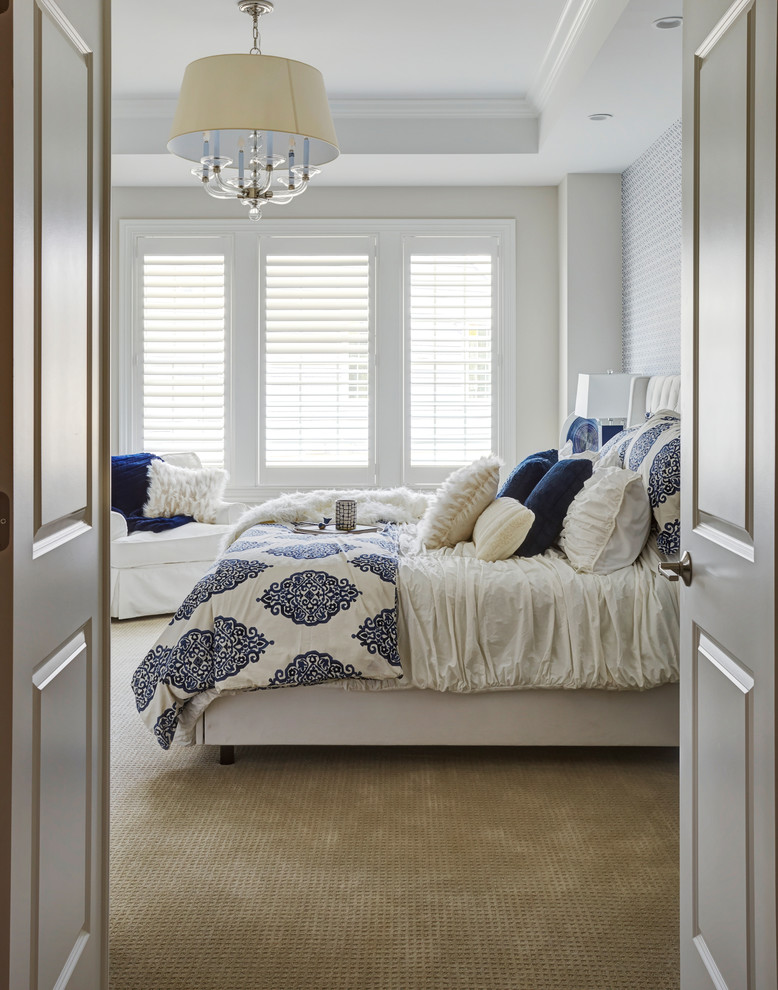 Modelo de dormitorio principal marinero con paredes grises, moqueta y suelo beige