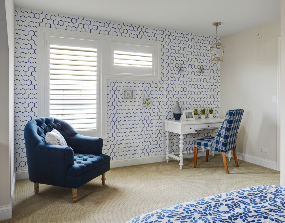 Источник вдохновения для домашнего уюта: гостевая спальня (комната для гостей) в морском стиле с синими стенами, ковровым покрытием и бежевым полом