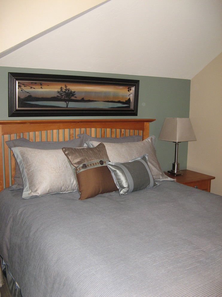 シアトルにある小さなトラディショナルスタイルのおしゃれな客用寝室 (青い壁、カーペット敷き) のインテリア