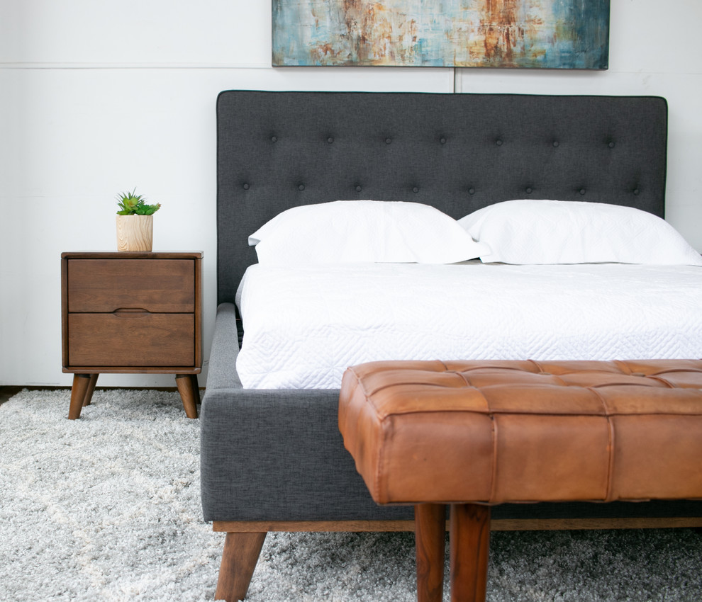 Источник вдохновения для домашнего уюта: хозяйская спальня среднего размера в стиле ретро с белыми стенами и ковровым покрытием