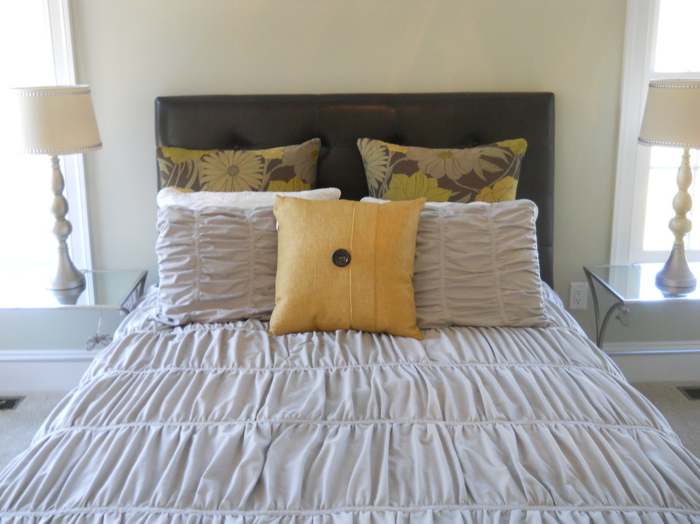 Foto de dormitorio principal tradicional renovado de tamaño medio con paredes beige y moqueta