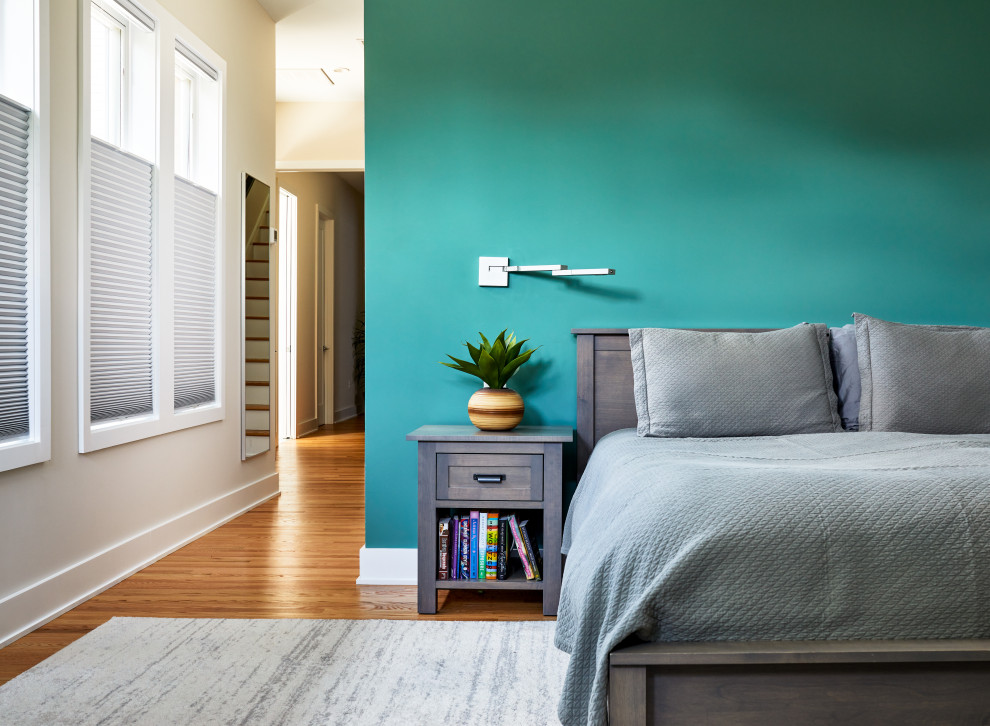 Foto de dormitorio principal actual de tamaño medio con paredes verdes, suelo de madera en tonos medios y suelo marrón