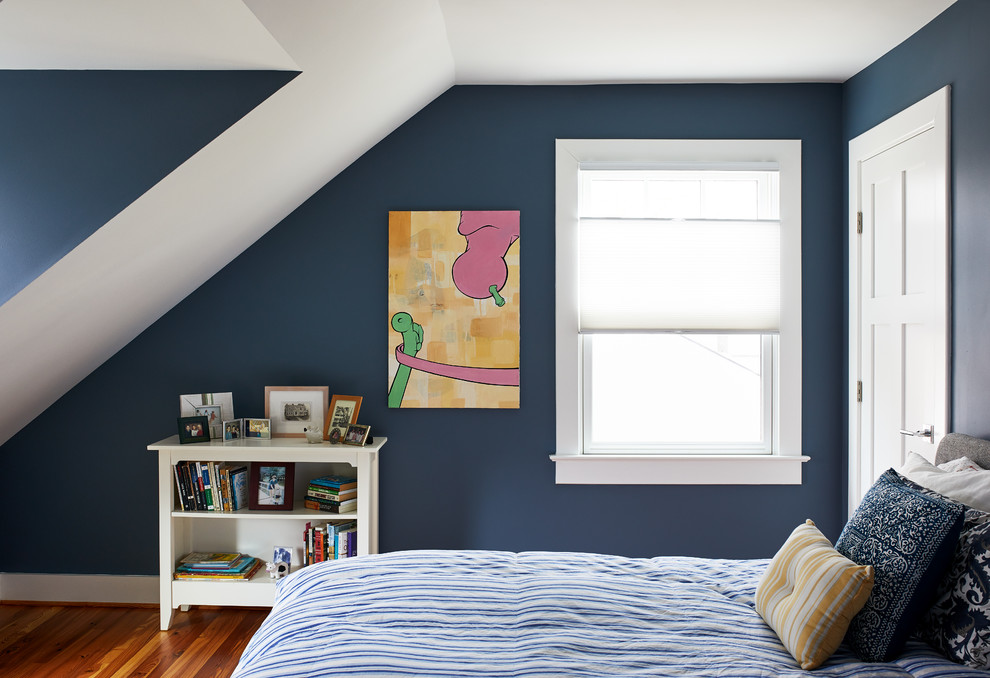 Foto de habitación de invitados clásica renovada de tamaño medio con paredes azules y suelo de madera en tonos medios
