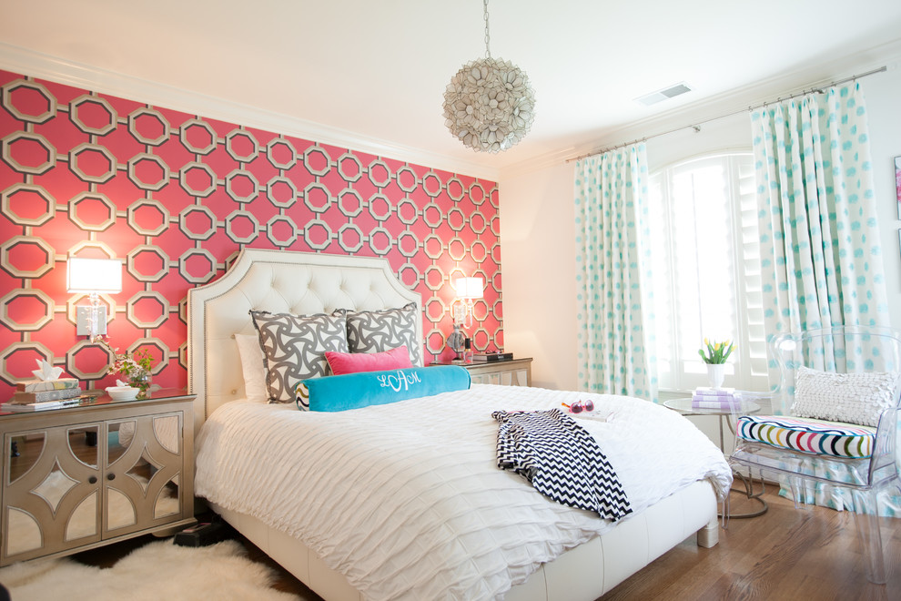 Cette image montre une chambre traditionnelle avec un mur rose et parquet foncé.