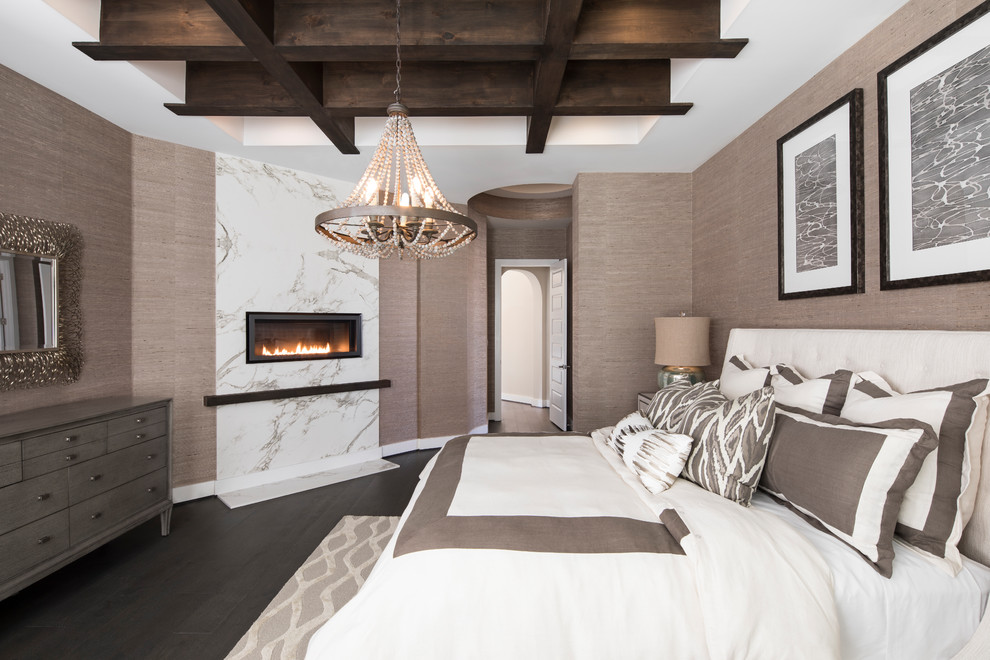 オースティンにあるトランジショナルスタイルのおしゃれな主寝室 (茶色い壁、濃色無垢フローリング、横長型暖炉、石材の暖炉まわり) のインテリア