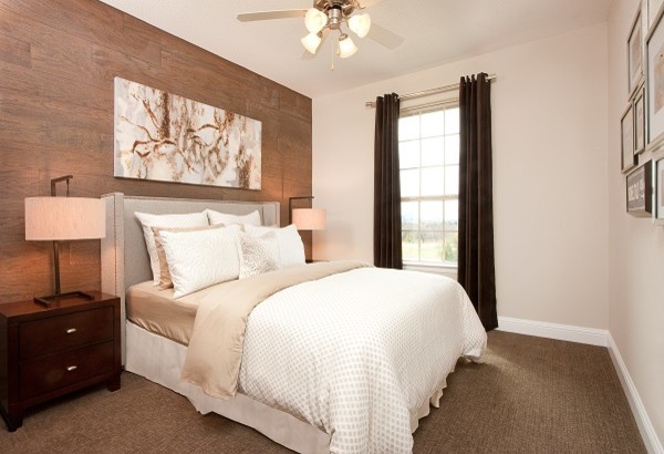 Idee per una piccola camera degli ospiti chic con pareti beige e moquette